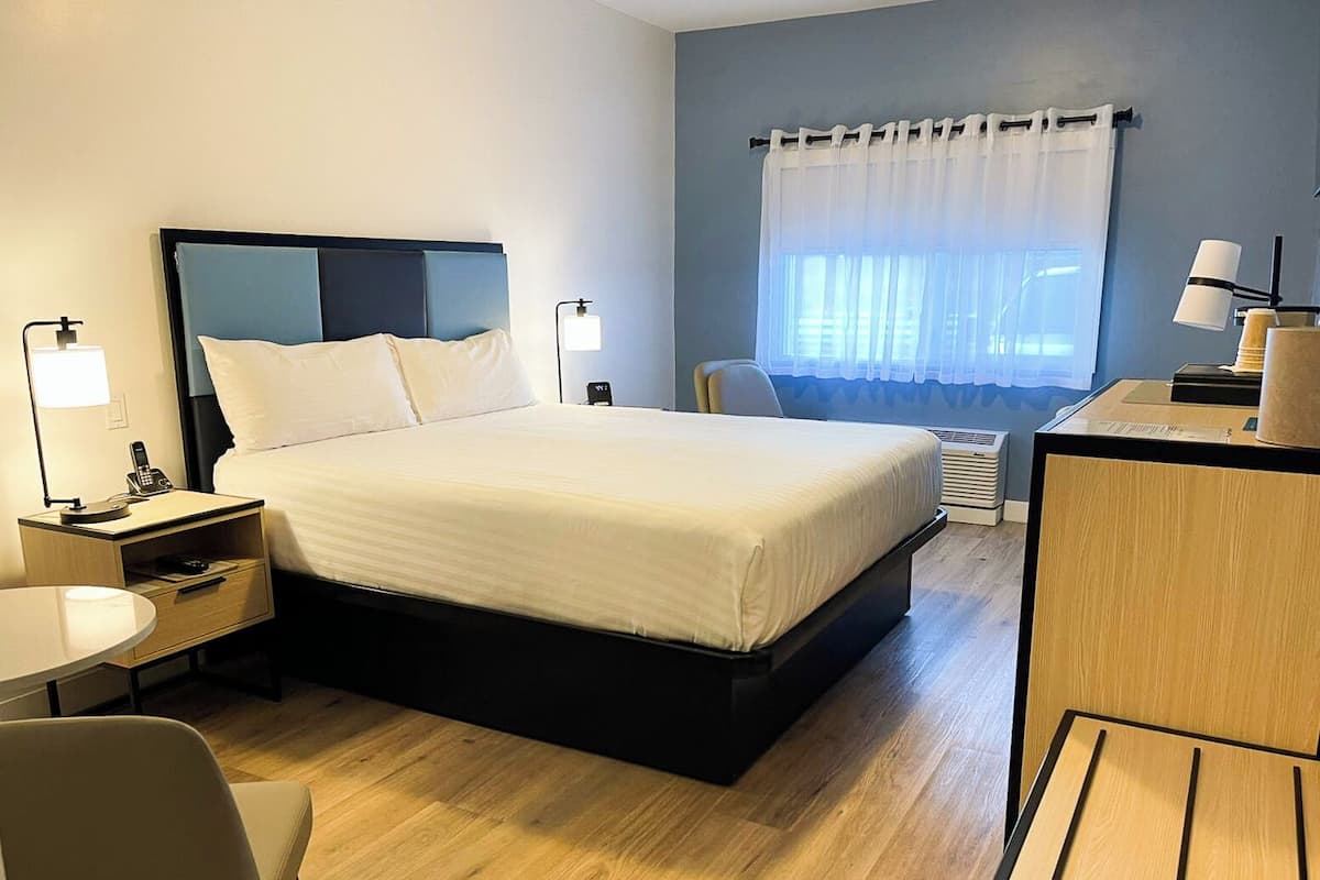 Desk, laptop workspace, soundproofing, free WiFi