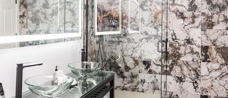 Quarto presidencial | Banheiro | Produtos de toalete grátis, secador de cabelo, bidê, toalhas de banho
