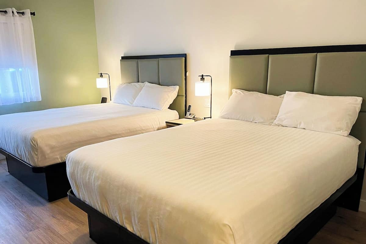 Escritorio y espacio para trabajar con laptop