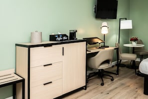 Desk, laptop workspace, soundproofing, free WiFi - SKKY Hotel (Whitehorse)