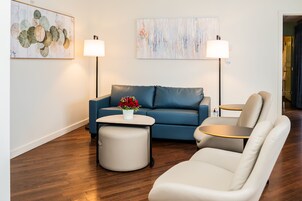 Habitación presidencial | Zona de estar | Televisión LCD de 40 pulgadas con canales por cable