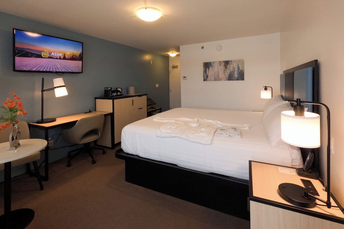 Desk, laptop workspace, soundproofing, free WiFi