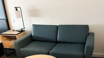 Escritorio, espacio para trabajar con laptop y insonorización