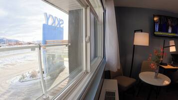 Escritorio, espacio para trabajar con laptop y insonorización