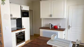 Refrigerador, microondas, horno y lavavajillas