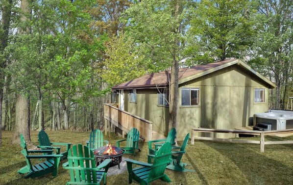 Fireplace - 2-Bedroom cabin Hot tub Fireplace PS5 (Hedgesville)