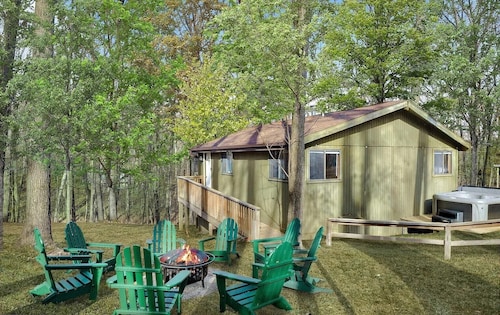 2-Bedroom cabin Hot tub Fireplace PS5