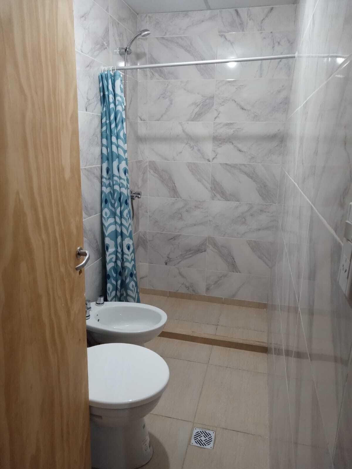 Douche, bidet, serviettes fournies, savon