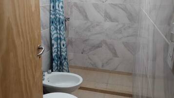 Douche, bidet, serviettes fournies, savon