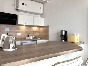 Geladeira, micro-ondas, torradeira
