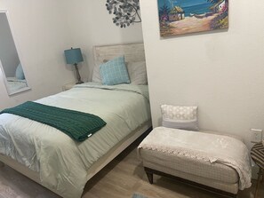 1 slaapkamer, een strijkplank/strijkijzer, wifi, beddengoed