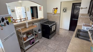 Fridge, oven, stovetop, coffee/tea maker