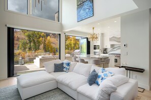 Smart TV, fireplace, stereo