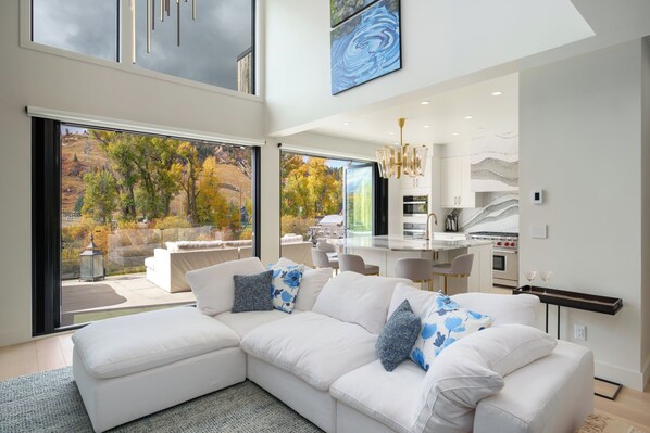 Smart-TV, Kamin, Stereoanlage