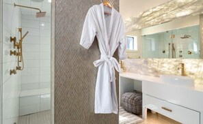 Douche, sèche-cheveux, serviettes fournies, savon