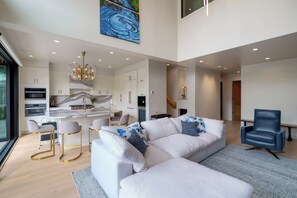 Smart-TV, Kamin, Stereoanlage