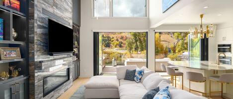 Smart TV, chimenea y estéreo