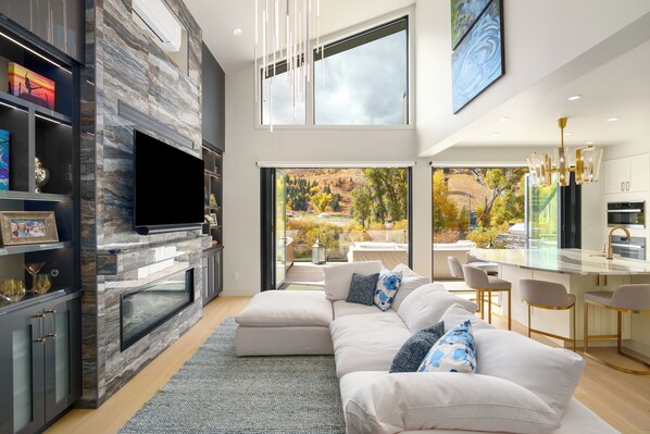 Smart TV, fireplace, stereo