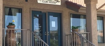 Delightful Pet Friendly 1-bedroom condo with WiFi and AC in charming St. George