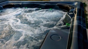 Ein Whirlpool mit Wasserdüsen und Bedienfeld.