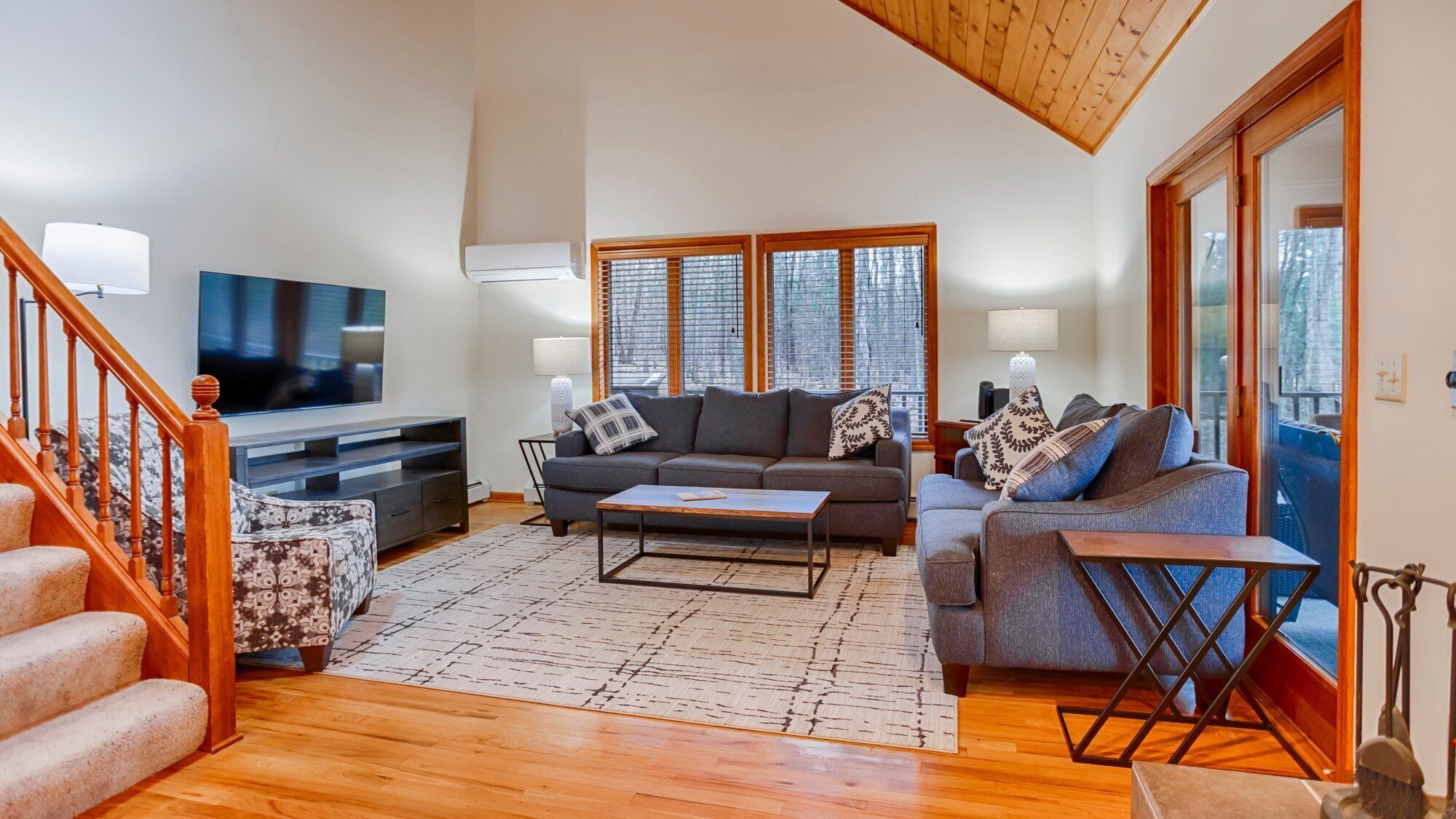 Televisie en een open haard