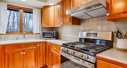 Pond Cottage: "Private Pond + Pet Friendly + Close to Wineries!"