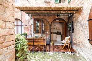 Outdoor dining - GuestHost - Spacious and elegant 200 sqm farmhouse with independent entrance, able to accommodate up to 10 people, organized on two levels, connected by an internal wooden staircase (NOT suitable for disabled people). The house is part of an ancient conv (Siena)