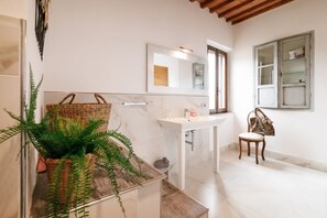 Douche, sèche-cheveux, bidet, serviettes fournies