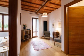 4 bedrooms, desk, iron/ironing board, WiFi - GuestHost - Spacious and elegant 200 sqm farmhouse with independent entrance, able to accommodate up to 10 people, organized on two levels, connected by an internal wooden staircase (NOT suitable for disabled people). The house is part of an ancient conv (Siena)