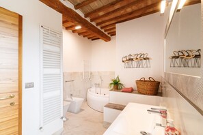 Regadera, secadora de cabello, bidet, toallas