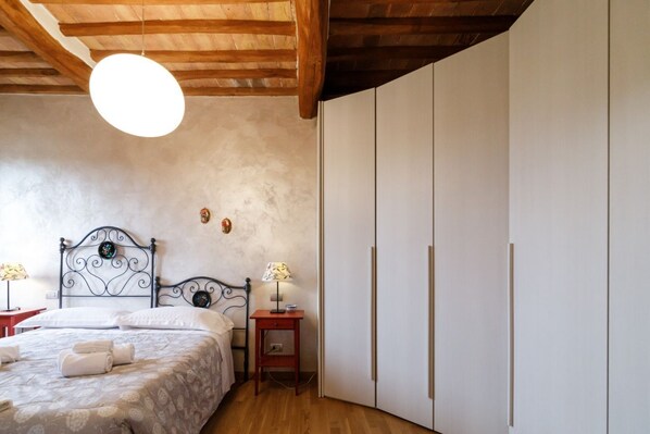 4 habitaciones, escritorio, tabla de planchar con plancha y wifi