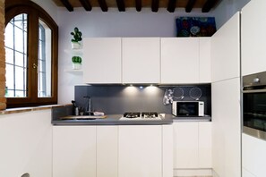 Réfrigérateur, four à micro-ondes, un four, surface de cuisson