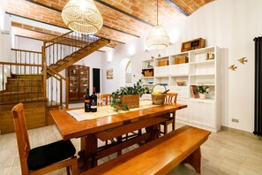 Dining - GuestHost - Spacious and elegant 200 sqm farmhouse with independent entrance, able to accommodate up to 10 people, organized on two levels, connected by an internal wooden staircase (NOT suitable for disabled people). The house is part of an ancient conv (Siena)
