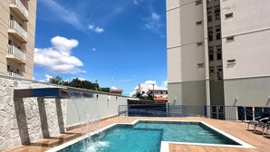 A rooftop swimming pool with clear blue water, surrounded by stone walls and wooden decking. - Davisis Luxo Dunas do Jalapão (Palmas)