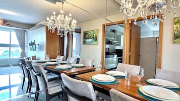 Deluxe Apartment, City View | Makan dalam bilik
