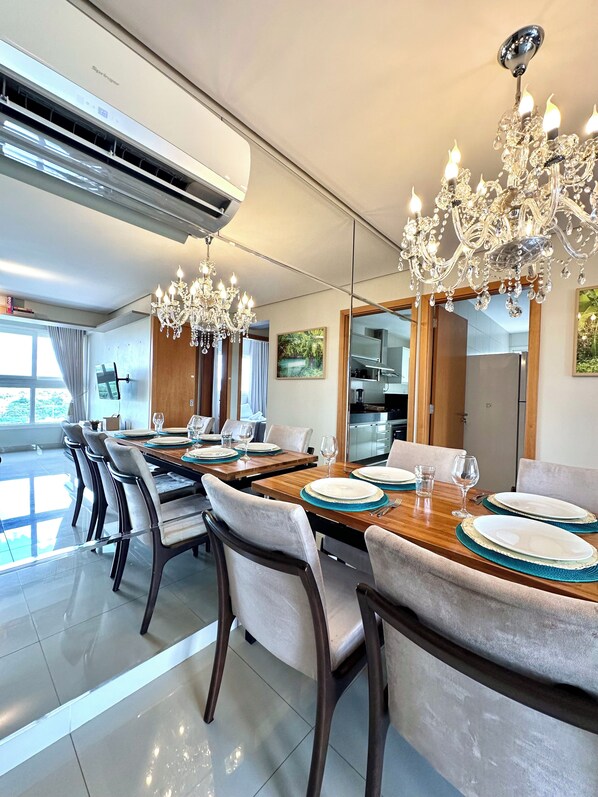 Deluxe appartement, uitzicht op de stad | Dineren op de kamer