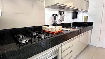 Deluxe Apartment, City View | Private kitchen
