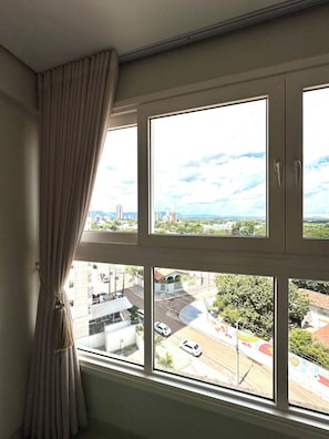 2 habitaciones, cortinas blackout y tabla de planchar con plancha