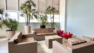 Deluxe Apartment, City View | Living area