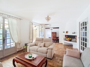 TV - La Coustelline by Interhome (Six Fours)