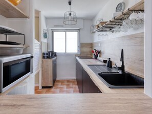 Fridge, microwave, dishwasher, cookware/dishes/utensils - Le Fidji by Interhome (La Ciotat)