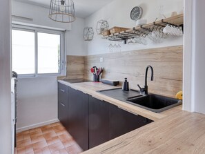 Fridge, microwave, dishwasher, cookware/dishes/utensils