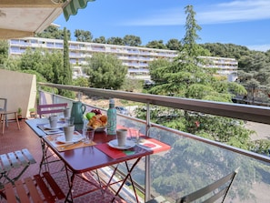 Outdoor dining - Le Fidji by Interhome (La Ciotat)