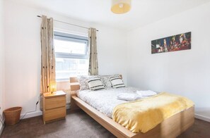 2 chambres, fer et planche à repasser, Wi-Fi, draps fournis