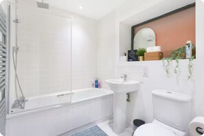 Douche, sèche-cheveux, bidet, serviettes fournies