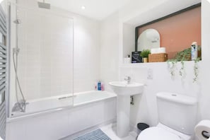 Douche, sèche-cheveux, bidet, serviettes fournies
