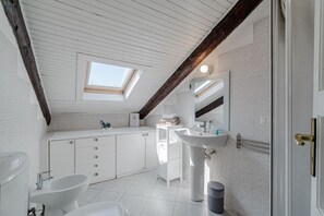 Douche, sèche-cheveux, bidet