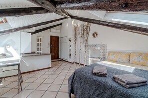 Tabla de planchar con plancha, wifi y ropa de cama