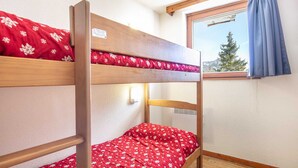 A bunk bed room with a window and a view of a tree. - Nice Apt for 4 pers near the slopes (Chamrousse)