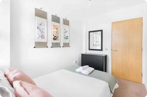 2 quartos, ferros/tábuas de passar roupa, Wi-Fi, roupa de cama